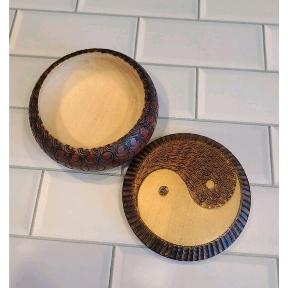Carved Wood Round Yin Yang Handmade Wood Crafted Trinket Box Keepsake 4"x2" EUC - Picture 8 of 9